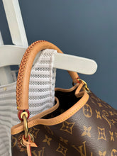 Lade das Bild in den Galerie-Viewer, LOUIS VUITTON ARTSY MM
