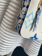 Lade das Bild in den Galerie-Viewer, LOUIS VUITTON MÉTIS BY THE POOL
