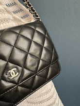 Lade das Bild in den Galerie-Viewer, CHANEL WOC
