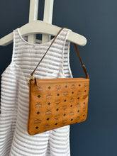 Lade das Bild in den Galerie-Viewer, MCM CLUTCH
