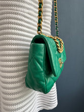 Lade das Bild in den Galerie-Viewer, CHANEL 19 SMALL
