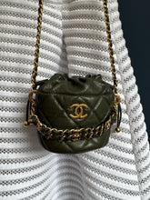 Lade das Bild in den Galerie-Viewer, CHANEL22 MINI BUCKET
