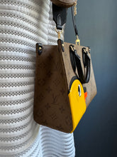 Lade das Bild in den Galerie-Viewer, LOUIS VUITTON ONTHEGO PM  DUCK

