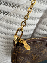 Lade das Bild in den Galerie-Viewer, LOUIS VUITTON MINI POCHETTE
