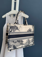 Lade das Bild in den Galerie-Viewer, DIOR TOTE BOOK MEDIUM
