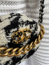Lade das Bild in den Galerie-Viewer, CHANEL 19 TWEED ROUND CLUTCH
