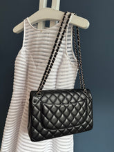 Lade das Bild in den Galerie-Viewer, CHANEL DOUBLE FLAP JUMBO
