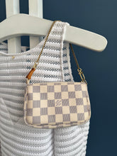 Lade das Bild in den Galerie-Viewer, LOUIS VUITTON MINI POCHETTE

