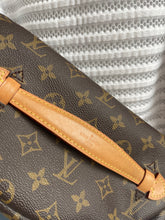 Lade das Bild in den Galerie-Viewer, LOUIS VUITTON BUMBAG
