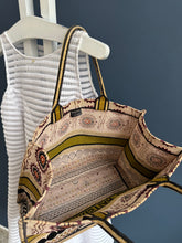 Lade das Bild in den Galerie-Viewer, DIOR TOTE BOOK
