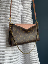 Lade das Bild in den Galerie-Viewer, LOUIS VUITTON PALLAS CLUTCH
