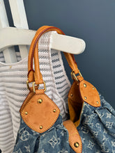 Lade das Bild in den Galerie-Viewer, LOUIS VUITTON MAHINA XL DENIM
