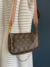 Lade das Bild in den Galerie-Viewer, LOUIS VUITTON MULTI POCHETTE
