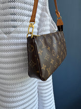 Lade das Bild in den Galerie-Viewer, LOUIS VUITTON POCHETTE ACCESSOIRES
