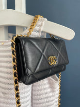 Lade das Bild in den Galerie-Viewer, CHANEL 19 WALLET ON CHAIN
