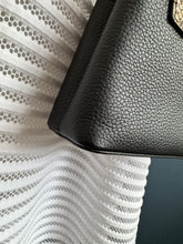 Lade das Bild in den Galerie-Viewer, LOUIS VUITTON MINI CAPUCINES PYTHON
