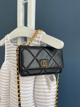 Lade das Bild in den Galerie-Viewer, CHANEL 19 WALLET ON CHAIN
