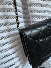 Lade das Bild in den Galerie-Viewer, CHANEL WOC
