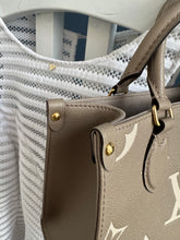 Lade das Bild in den Galerie-Viewer, LOUIS VUITTON ONTHEGO PM

