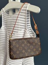 Lade das Bild in den Galerie-Viewer, LOUIS VUITTON POCHETTE ACCESSOIRES
