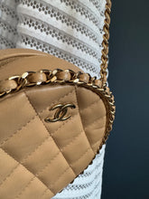 Lade das Bild in den Galerie-Viewer, CHANEL ROUND CLUTCH
