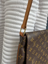 Lade das Bild in den Galerie-Viewer, LOUIS VUITTON MUSETTE SALSA GM

