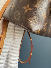 Lade das Bild in den Galerie-Viewer, LOUIS VUITTON MONTSOURIS PM
