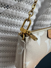 Lade das Bild in den Galerie-Viewer, LOUIS VUITTON MINI POCHETTE
