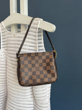 Lade das Bild in den Galerie-Viewer, LOUIS VUITTON TROUSSE MAKE UP
