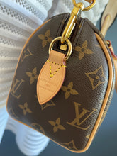 Lade das Bild in den Galerie-Viewer, LOUIS VUITTON SPEEDY 20 MIT SCHULTERRIEMEN
