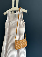 Lade das Bild in den Galerie-Viewer, LOUIS VUITTON EASY POUCH ON STREP BROIDERY
