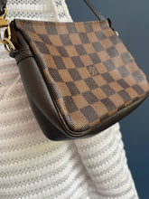 Lade das Bild in den Galerie-Viewer, LOUIS VUITTON TROUSSE MAKE UP
