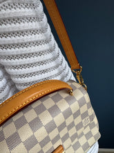 Lade das Bild in den Galerie-Viewer, LOUIS VUITTON CROISETTE
