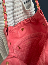 Lade das Bild in den Galerie-Viewer, CHANEL 22 BEUTEL ROSA
