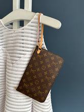 Lade das Bild in den Galerie-Viewer, LOUIS VUITTON CLUTCH
