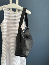Lade das Bild in den Galerie-Viewer, LOUIS VUITTON CARRYALL MM
