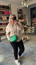 Lade das Bild in den Galerie-Viewer, CHANEL 19 HOBO BAG
