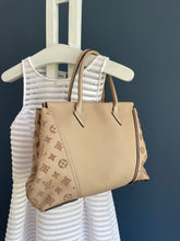 Lade das Bild in den Galerie-Viewer, LOUIS VUITTON VEAU CACHEMIRE W PM GALET
