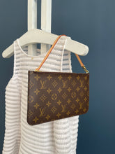 Lade das Bild in den Galerie-Viewer, LOUIS VUITTON CLUTCH
