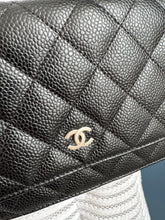 Lade das Bild in den Galerie-Viewer, CHANEL WOC
