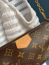 Lade das Bild in den Galerie-Viewer, LOUIS VUITTON MINI POCHETTE
