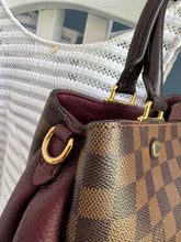 Lade das Bild in den Galerie-Viewer, LOUIS VUITTON BRITTANY
