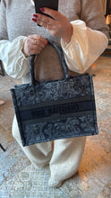 Lade das Bild in den Galerie-Viewer, DIOR TOTE BOOK MEDIUM
