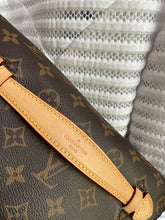 Lade das Bild in den Galerie-Viewer, LOUIS VUITTON BUMBAG
