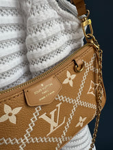 Lade das Bild in den Galerie-Viewer, LOUIS VUITTON EASY POUCH ON STREP BROIDERY
