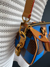 Lade das Bild in den Galerie-Viewer, LOUIS VUITTON SPEEDY 18 POP BLUE
