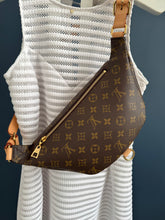 Lade das Bild in den Galerie-Viewer, LOUIS VUITTON BUMBAG
