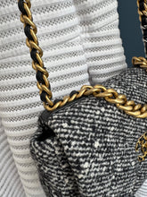 Lade das Bild in den Galerie-Viewer, CHANEL 19 SMALL
