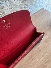 Lade das Bild in den Galerie-Viewer, LOUIS VUITTON EMILIE GELDBÖRSE
