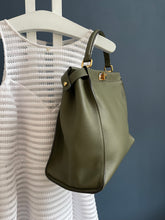 Lade das Bild in den Galerie-Viewer, FENDI PEEKABOO LARGE
